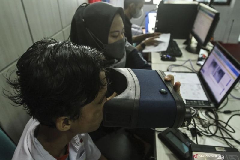 Seorang pelajar melakukan perekaman mata saat mengikuti perekaman KTP Elektronik di MAN 7, Jakarta Selatan, Selasa (23/11/2021). ANTARA FOTO/Asprilla Dwi Adha/tom.