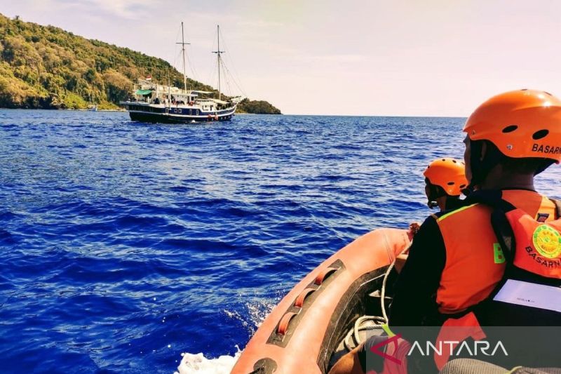 Officers search for Carol Colleen Monfore (68), an American tourist, who went missing in the waters of Reong Island, North Aru, Maluku province, on September 26, 2024. The SAR operation lasted until October 3. (ANTARA/HO/Polres Maluku Barat Daya)