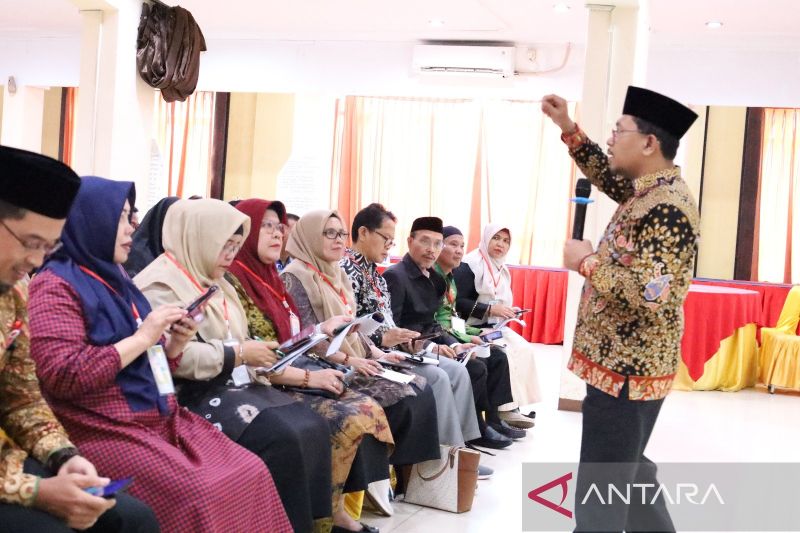 Kepala Pusat Kerukunan Umat Beragama (PKUB) Setjen Kemenag RI, HM. Adib Abdushomad (kanan) memberikan materi di hadapan para guru dan penyuluh di wilayah Sumsel, di Palembang, Jumat (4/10/2024). ANTARA/ HO- Kemenag Sumsel