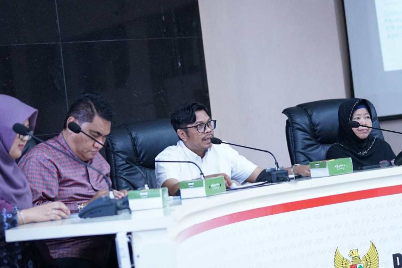 Penjabat Sekda Makassar Firman Hamid Pagarra saat menggelar rapat penguatan penerapan Kawasan Tanpa Rokok (KTR) di Makassar, Jumat (4/10/2024). ANTARA/HO/Pemkot Makassar