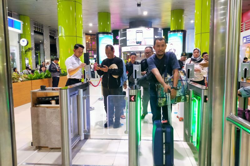 Penumpang kereta api melewati "boarding gate" di Stasiun Gambir, Jakarta. ANTARA/HO-KAI Daop 1 Jakarta