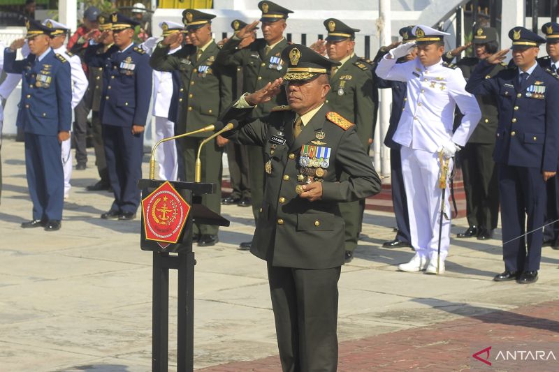 Komandan Korem 161/Wirasakti Brigjen TNI Joao Xavier Nunes ketika menjadi inspektur upacara dalam apel ziarah di Taman Makam Pahlawan Dharma Loka. ANTARA/Kornelis Kaha