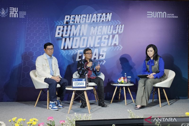 Head of Digital Vertical Ecosystem Movement and Public Service, DBT PT Telkom Indonesia (Persero) Tbk Goe Ngurah Sandhy Widyasthana (tengah) dalam acara diskusi bertajuk "Navigasi Visi Indonesia di Era Hi-Tech dan High-Touch" di Jakarta Pusat, Jumat (4/10/2024) (ANTARA/Livia Kristianti)