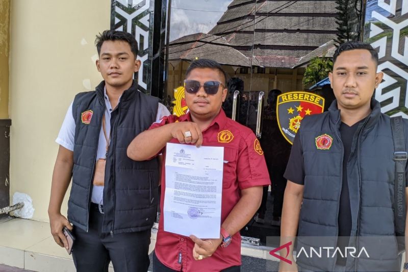 Kuasa hukum para korban penipuan konser musik, Jeffriko Seran (tengah) saat menyampaikan rilis di Mapolda Kalteng, Jumat (4/10/24). ANTARA/Adi Wibowo