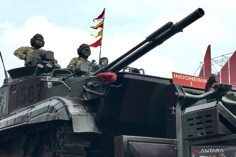 Prajurit Korps Marinir TNI Angkatan Laut naik berparade di Lapangan Silang Monas, Jakarta, Kamis (3/10/2024), saat geladi bersih puncak peringatan HUT Ke-79 TNI. ANTARA/Genta Tenri Mawangi.