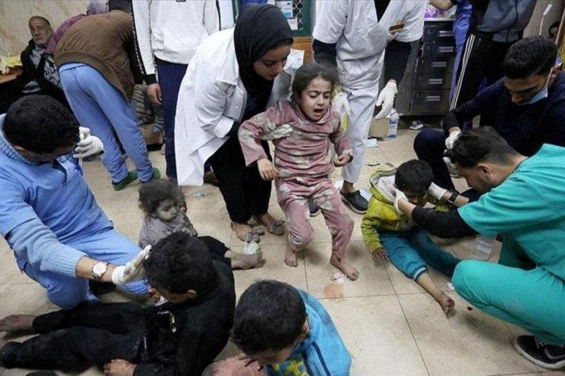 Sekelompok 99 dokter dan tenaga medis Amerika yang menjadi relawan di Gaza menyatakan bahwa mereka tidak melihat tanda-tanda aktivitas militan di rumah sakit-rumah sakit di wilayah tersebut. Mereka mendesak pemerintahan Biden untuk segera menghentikan dukungan militer, ekonomi, dan diplomatik kepada Israel. /ANTARA/Anadolu/py