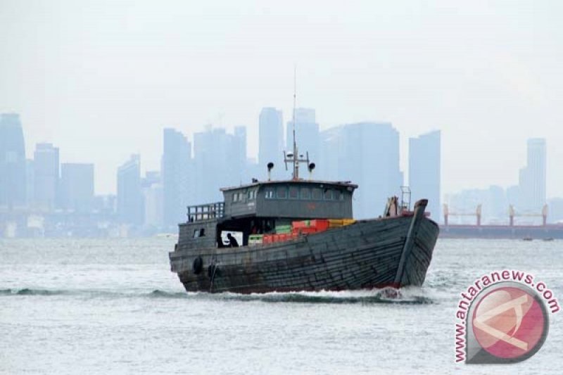 Arsip- Sebuah kapal pengangkut ikan melintas di perbatasan Singapura dan Batam. (ANTARA FOTO/Joko Sulistyo)