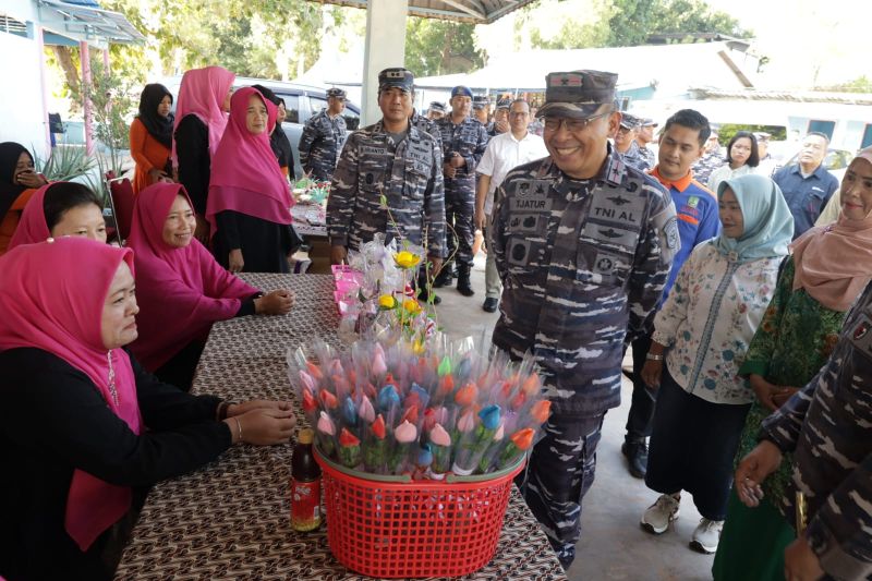 Komandan Pangkalan Utama TNI AL (Danlantamal) IV Laksamana Pertama TNI Tjatur Soniarto meninjau kegiatan pencanangan Kampung Bahari Nusantara (KBN) 2024 di Kampung Tua Piayu Laut, Sei Beduk, Kota Batam, Kepulauan Riau, Selasa (6/8/2024). (ANTARA/HO-Lantamal IV Batam)