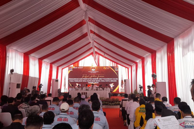 Tiga paslon wali kota dan wakil wali kota serang saat pengundian nomor urut, di KPU Kota Serang, Banten, Senin (23/9/2024). (ANTARA/Desi Purnama Sari)