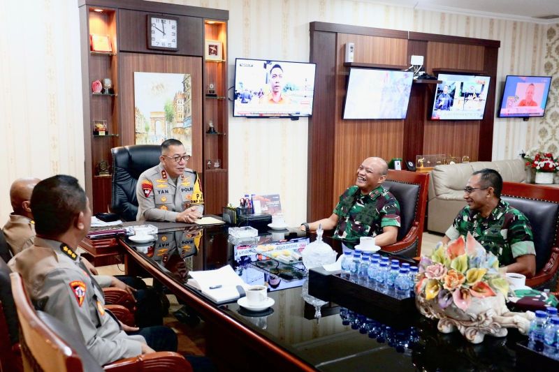 Kapolda Kepri Irjen Pol. Yan Fitri Halimansyah menerima silaturahmi Danrem 033/WP Brigjen TNI Bambang Hergutanto di Makopolda Kepri, Kota Batam, Kepulauan Riau, Jumat (4/10/2024). ANTARA/HO-Bidhumas Polda Kepri