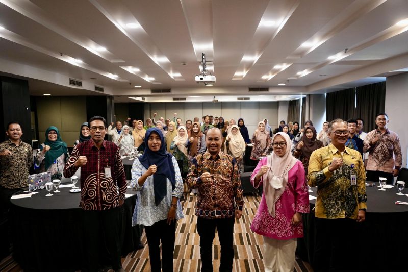 Pemkab HST dan Kemendagri RI foto bersama sebelum kegiatan penginputan Analisis Jabatan dan Analisis Beban Kerja (Anjab dan ABK) 2024 pada aplikasi Sistem Monitoring Evaluasi Analisa Jabatan (SIMONA) di Jakarta, Jumat (4/10/2024). (ANTARA/HO-Pemkab HST)