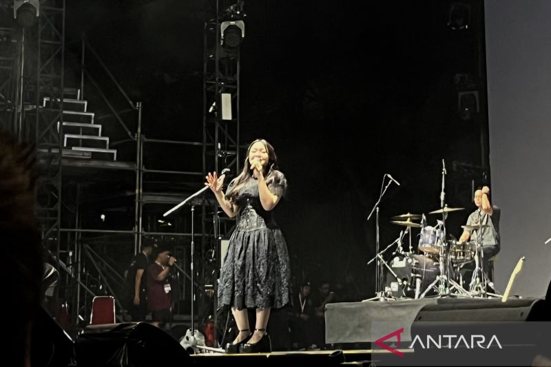 Penampilan Bernadya pada Synchronize Fest 2024 di JIExpo Kemayoran, Jakarta, Jumat. (ANTARA/ Putri Hanifa)