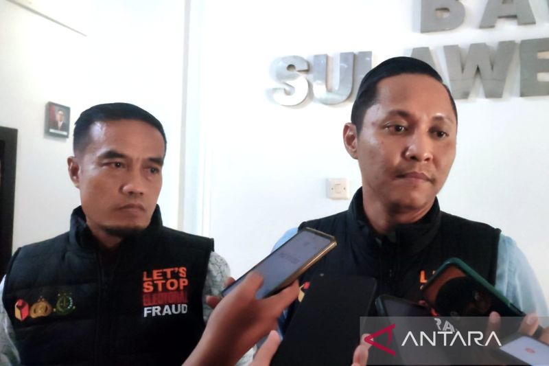 Tim Penyidik Gakkumdu Rahmat Hidayat (kanan) didampingi rekan penyidik menjawab pertanyaan wartawan seusai pemeriksaan saksi terlapor atas dugaan pelanggaran netralitas ASN di Kantor Bawaslu Sulawesi Selatan, Makassar, Kamis (3/10/2024). ANTARA/Darwin Fatir.