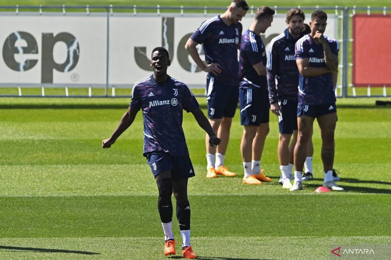Pesepak bola Juventus Paul Pogba (kiri) berteriak saat berlatih dengan rekan satu timnya, di Juventus Training Centre, Turin, Italia, rabu (19/4/2023). Juventus berlatih untuk hadapi Sporting CP di laga leg kedua babak perempat final ???????Liga Europa??????? pada Jumat dini hari besok. ANTARA FOTO/Reuters-Massimo Pinca/hp.