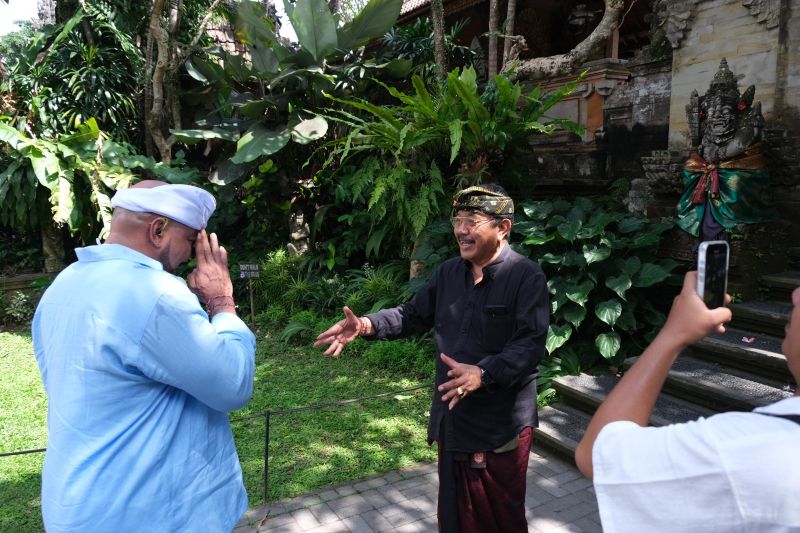 Wakil Gubernur Bali 2018-2023 Tjok Oka Artha Ardhana Sukawati menyambut kedatangan pasangan calon peserta Pilkada Bali tahun 2024 pasangan Mulia-PAS, di Gianyar, Jumat (5/10/2024). ANTARA/HO-Partai Gerindra Bali)
