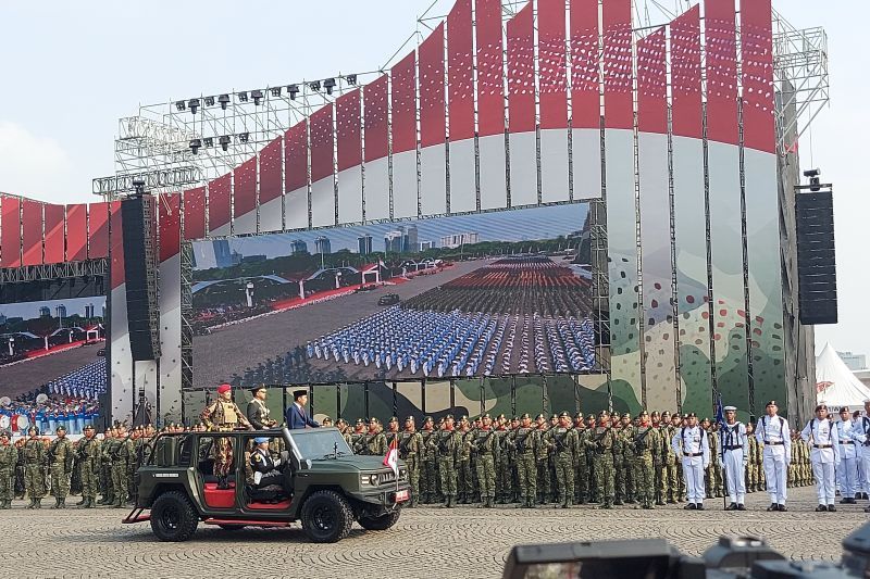 Presiden Joko Widodo didampingi Panglima TNI Agus Subianto melakukan pengecekan pasukan dengan berkeliling lapangan upacara menggunakan mobil taktis Maung Pindad di halaman Monas, Jakarta Pusat, Sabtu (5/10/2024). ANTARA/Andi Firdaus