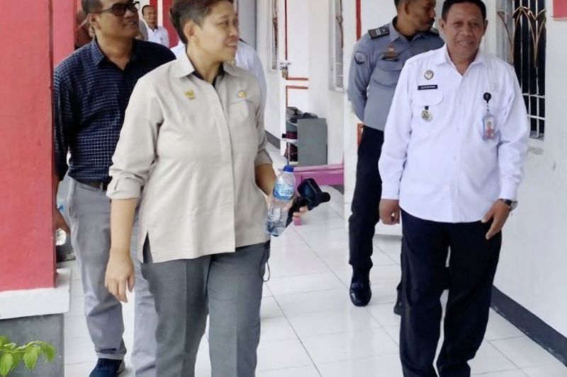 Komisioner KPAI melihat situasi penanganan anak binaan LPKA Kelas II Ternate, Sabtu (5/10/2024). ANTARA/Abdul Fatah