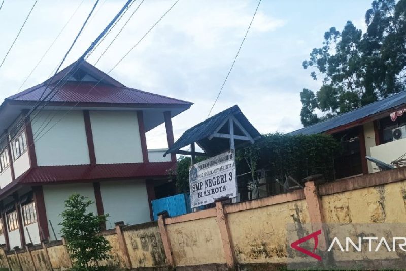 Ruang kelas baru SMP Negeri 3 Biak Kota telah rampung dibangun Dinas Pendidikan dan Kebudayaan Kabupaten Biak Numfor, Papua. ANTARA/Muhsidin