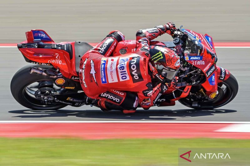 Pembalap tim Ducati Lenovo Francesco Bagnaia memacu motornya saat mengikuti sesi practice MotoGP Pertamina Grand Prix Of Indonesia 2024 di Pertamina Mandalika International Street Circuit, Lombok Tengah, NTB, Jumat (27/9/2024). ANTARA FOTO/Ahmad Subaidi/YU