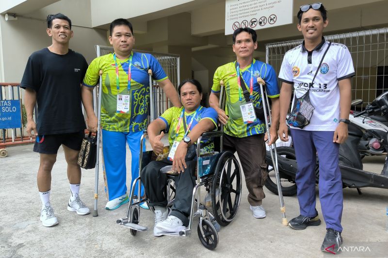 Tim para-angkat berat putra Peparnas 2024 dari Kalimantan Utara berfoto di Stadion Manahan, Surakarta, Sabtu (5/10/2024). (ANTARA/Michael Siahaan)