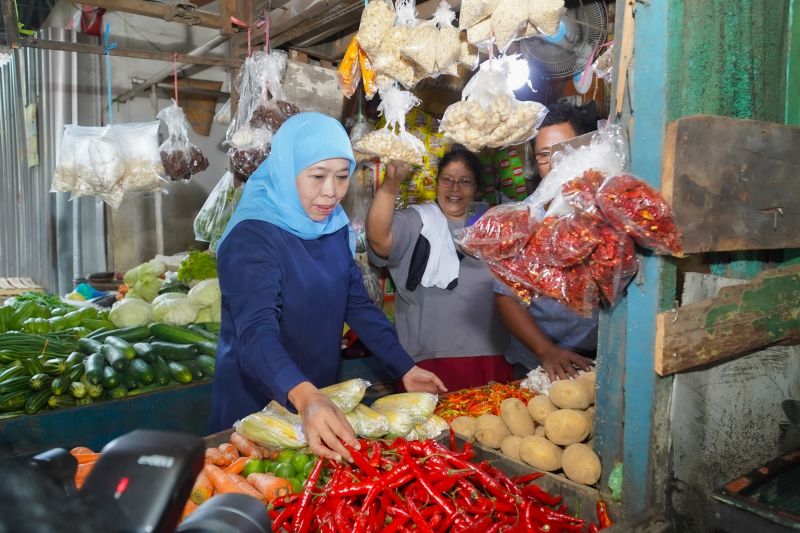 Cagub Jatim nomor urut 2 Khofifah Indar Parawansa saat blusukan ke Pasar Wonokromo Surabaya, Sabtu (5/10/2024). ANTARA/HO-Tim Khofifah-Emil.