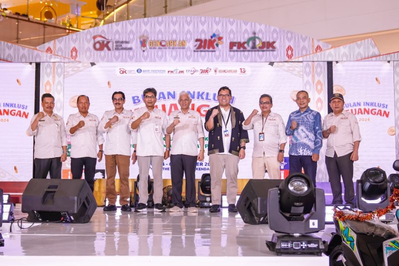 Foto bersama pembukaan Bulan Inklusi Keuangan 2024 (ANTARA/HO-Bank Sultra)