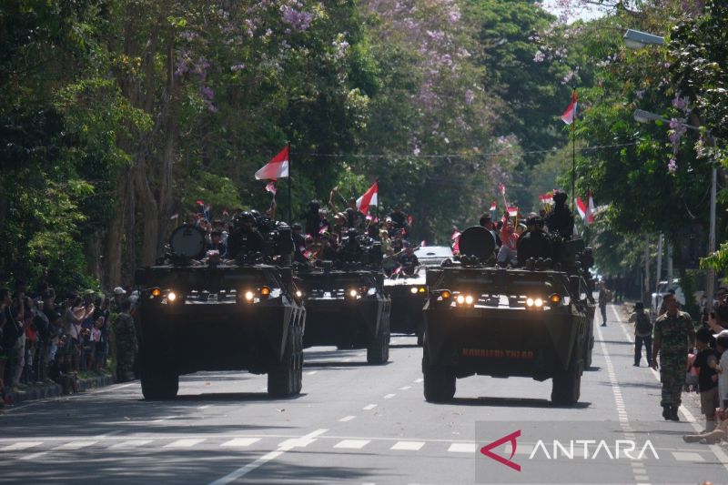 Warga Kota Denpasar antusias mengikuti defile alutsista pada peringatan Hari Ulang Tahun TNI Ke-79 di Lapangan Niti Mandala, Renon, Denpasar, Bali, Sabtu (5/10/2024). ANTARA/Rolandus Nampu