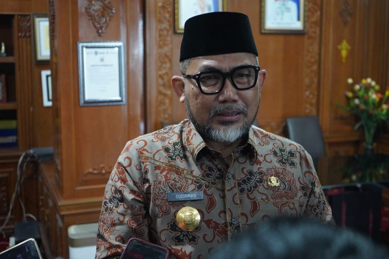 PJs Gubernur Jambi Sudirman usai rapat pembahasan aturan investasi pengembangan Danau Sipin, Sabtu (5/10/2024) (ANTARA/HO-Diskominfo Provinsi Jambi)