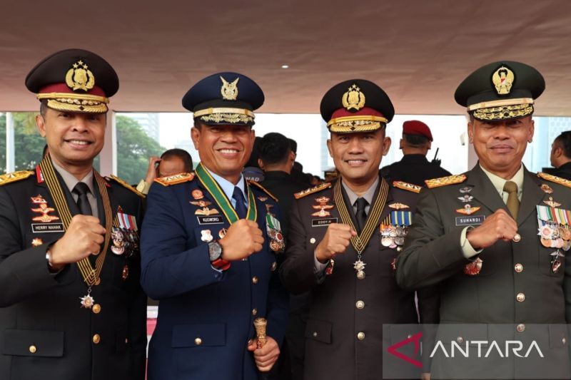 Kepala Badan Nasional Penanggulangan Terorisme (BNPT) Komjen Pol. Eddy Hartono (ketiga dari kiri) hadiri upacara peringatan HUT Ke-79 TNI di Lapangan Silang Monas, Jakarta Pusat, Sabtu (5/10/2024). ANTARA/HO-BNPT