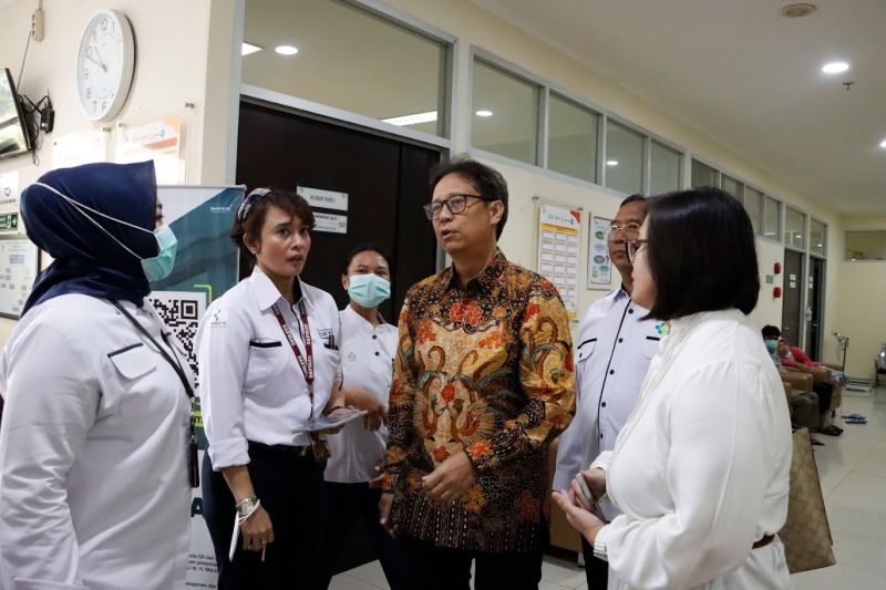 Direktur Utama Pusat Kesehatan Jiwa Nasional Rumah Sakit Marzoeki Mahdi Dr Nova Riyanti Yusuf bersama Menteri Kesehatan Budi Gunadi Sadikin di jakarta, beberapa waktu lalu. ANTARA/HO-PKJN RSJMM