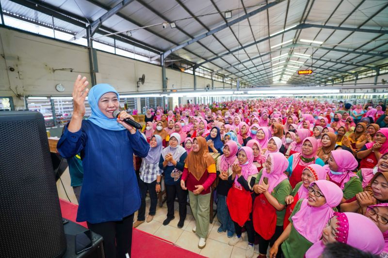 Calon Gubernur Jawa Timur Khofifah Indar Parawansa saat bertemu pekerja Mitra Produksi Sigaret (MPS) Trowulan Mojokerto PT Ittihad Rahmat Utama di Mojokerto, Jatim, Sabtu (5/10/2024). ANTARA/HO-Tim Kh