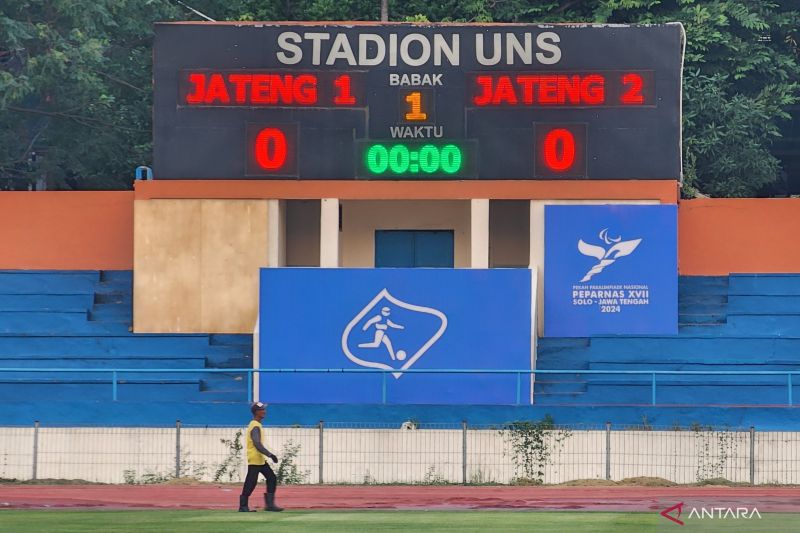 Seorang pekerja melintas di Stadion UNS Surakarta, Sabtu, yang akan menjado lokasi pertandingan cabang sepak bola Peparnas XVII. (ANTARA/I.C. Senjaya)