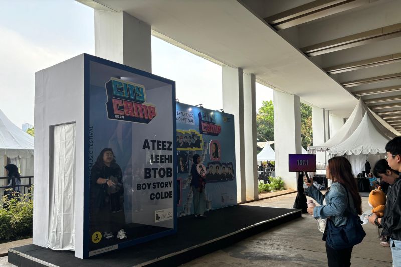Penggemar dari beragam grup idola serta musisi Korea Selatan sata berfoto di salah satu instalasi foto yang disediakan promotor untuk acara City Camp 2024 di Indonesia Arena, Jakarta Pusat, Sabtu. (ANTARA/Vinny Shoffa Salma)