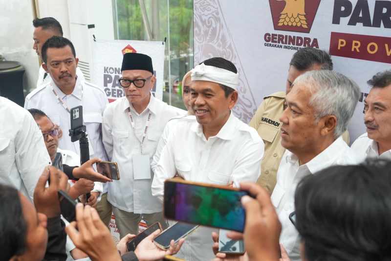 Calon Gubernur Jawa Barat Dedi Mulyadi (tengah). ANTARA/Dokumentasi Pribadi/Dedi Mulyadi