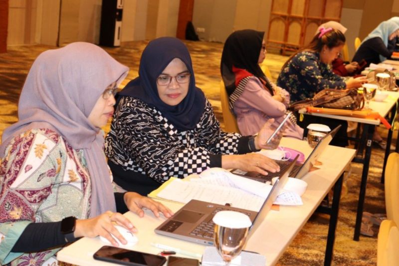 Sejumlah pelaku usaha dari UMKM dari Kabupaten Kukar tampak mengikuti pelatihan pemasaran produk melalui loka pasar di Samarinda, Sabtu (5/10/2/24). (ANTARA/ HO Prokom Kukar)