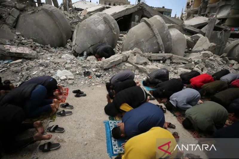 Warga Palestina menghadiri salat Jumat di dekat masjid yang hancur selama Ramadhan di kota Rafah, Jalur Gaza selatan, Palestina (22/3/2024). ANTARA/Xinhua/Yasser Qudih/aa.
