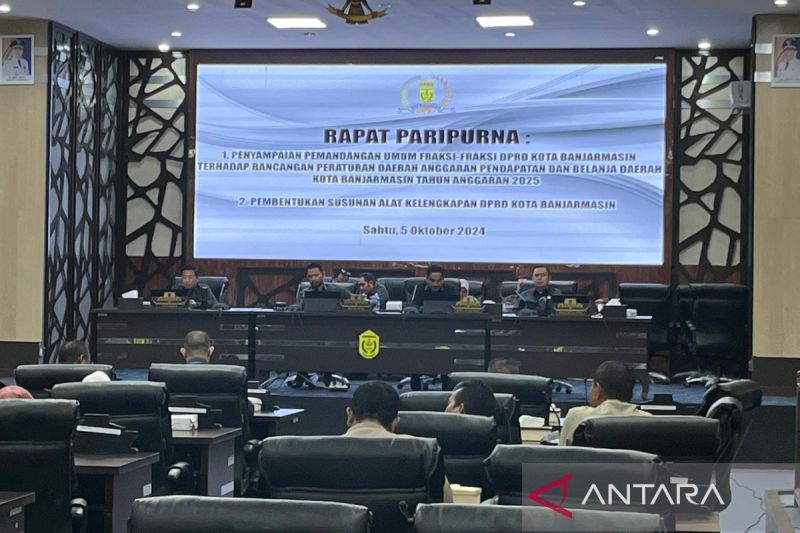 DPRD Kota Banjarmasin saat menggelar rapat paripurna dewan terkait penyampaian pemandangan umum fraksi terhadap Raperda APBD tahun 2025 di gedung dewan kota, Sabtu (5/10/2024). (ANTARA/Sukarli)