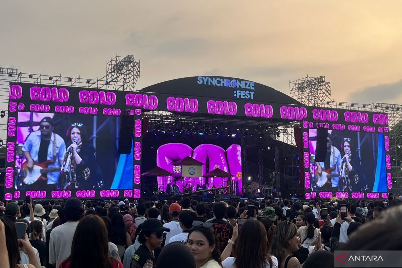 Penyanyi Tina Toon saat tampil pada Synchronize Fest 2024 di JIExpo Kemayoran, Jakarta, Sabtu. (ANTARA/ Putri Hanifa)