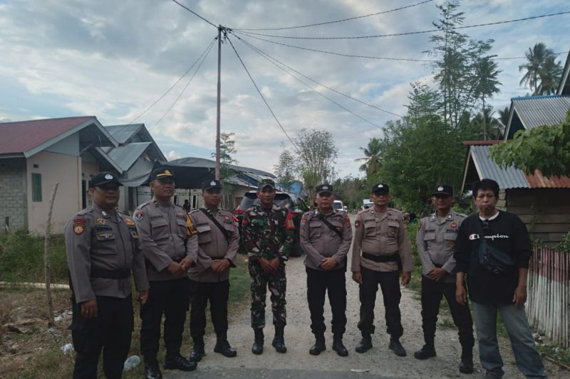 Sejumlah personel Polres Sigi yang tergabung dalam Satgas Operasi Mantap Praja Tinombala 2024 melakukan pengamanan kampanye peserta Pemilihan Gubernur dan Wakil Gubernur Sulawesi Tengah serta pasangan calon Pemilihan Bupati dan Wakil Bupati Sigi 2024 di Sigi, Sulteng, Sabtu (5/10/2024). ANTARA/Moh Salam