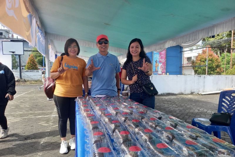Business Support Manager Bank Mandiri Area Manado Nicodemus Situmorang saat mengunjungi UMKM dalam kegiatqn Bazar UMKM, di Manado, Sabtu (5/10/2024). ANTARA/Nancy L Tigauw. (1)
