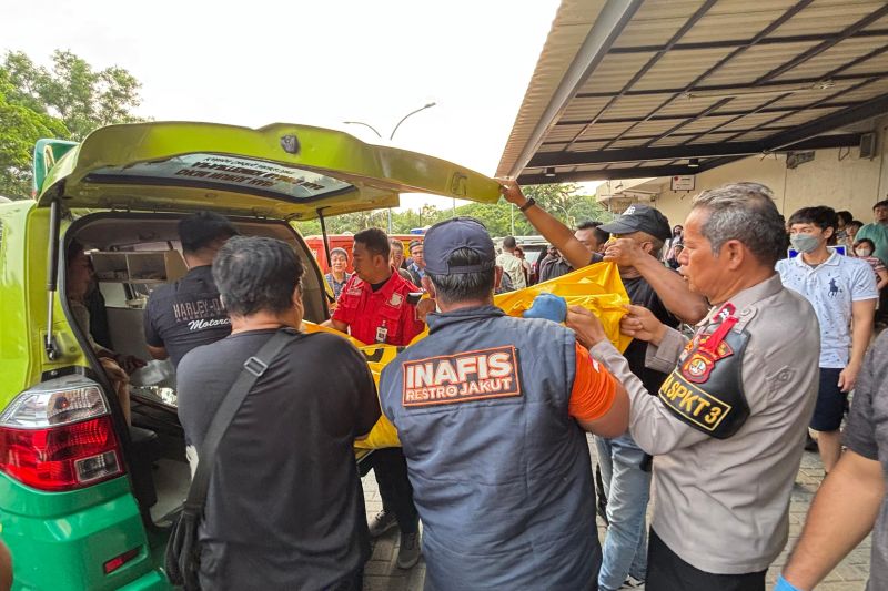 Petugas kepolisian mengevakuasi jasad pria yang tewas setelah terjatuh dari apartemen di Gading Nias Kelapa Gading pada Sabtu (5/10/2024) sore.ANTARA/HO-Polsek Kelapa Gading
