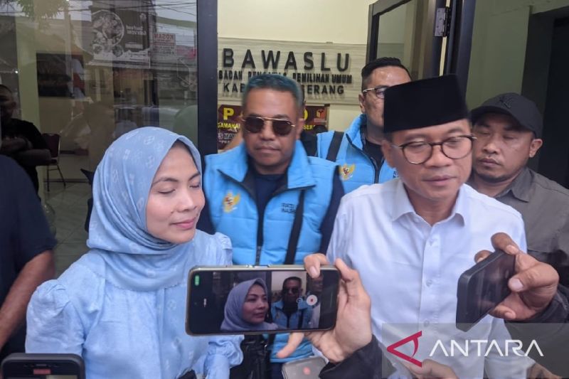 Calon Bupati Serang Ratu Zakiyah bersama suami Yandri Susanton, di Kantor Bawaslu Kabupaten Serang, Sabtu (5/10/2024). ANTARA/Desi Purnama Sari