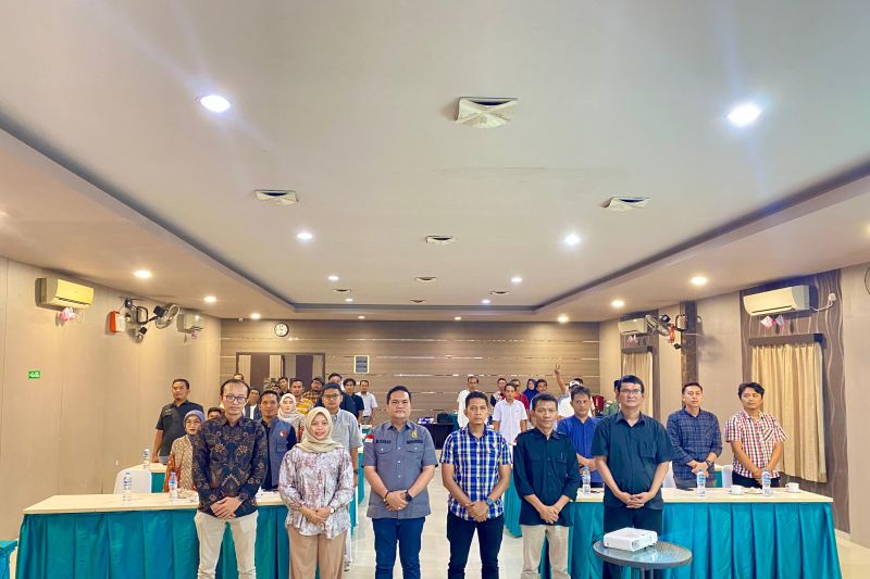 Gakkumdu bersama Bawaslu Kota Serang usai melakukan rapat koordinasi bersama tim kampanye pasangan calon wali kota dan wakil wali kota Serang, di Kota Serang, Jumat (4/10/2024). (ANTARA/HO-Bawaslu Kota Serang)