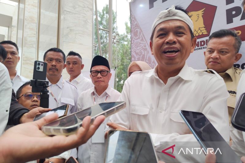 Calon Gubernur Jawa Barat Dedi Mulyadi memberikan keterangan di Bandung, Sabtu (5/10/2024). (ANTARA/Ricky Prayoga)