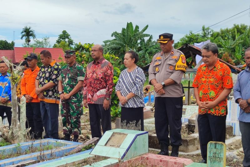 Pjs Bupati Teluk Wondama Derek Ampner bersama pimpinan TNI-Polri setempat melakukan ziarah dan tabur bunga di lokasi pemakaman para korban banjir bandang Wasior di TPU Kampung Wasior I atau Kampung Waskam, Jumat (4/10/2024). ANTARA/HO-Zack Tonu B