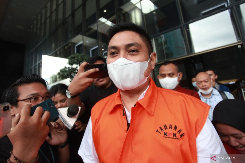Terdakwa kasus gratifikasi pemberian izin usaha pertambangan (IUP) Mardani H. Maming (tengah) berjalan menuju mobil tahanan usai menjalani sidang pembacaan vonis secara virtual di Gedung Merah Putih KPK, Jakarta, Jumat (10/2/2023). . ANTARA FOTO/Reno Esnir/aww. (ANTARA FOTO/RENO ESNIR)