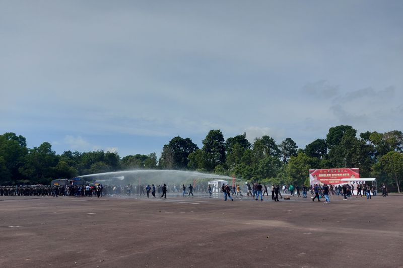 Personel Polda Kepri melaksanakan simulasi sistem pengamanan kota (sispam) dalam rangka pengamanan Pilkada 2024, Kamis (22/8/2024). (ANTARA/Laily Rahmawaty)