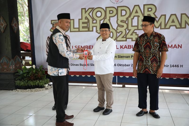 Pjs Bupati Sleman Kusno Wibowo saat mengukuhkan pengurus Juleha Sleman di Pendopo Rumah Dinas Bupati Sleman, Minggu (6/10/2024). ANTARA/HO-Bagian Prokopim Setda Sleman (Juleha Sleman)