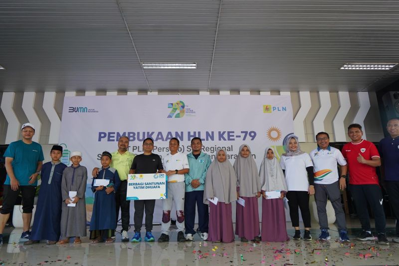 Manajemen PLN Se-regional Sulselrabar berfoto bersama dengan penerima santunan Yatim Dhuafa pada pembukaan Porseni PLN di Makassar. ANTARA/HO-Humas PLN (B)