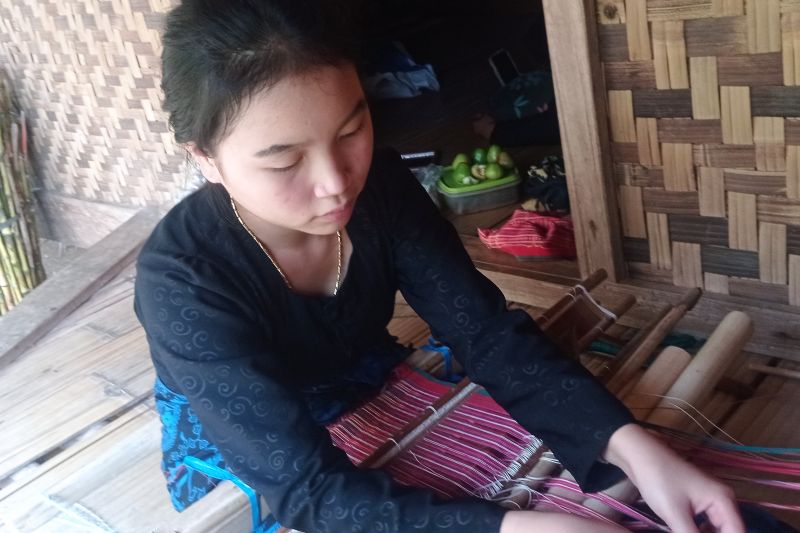 Pulung (15) seorang perajin tenun Badui di Kampung Kaduketug Desa Kanekes Kecamatan Leuwidamar Kabupaten Lebak sebagai generasi penerus warisan leluhur yang harus dilestarikan perajin kain tenun khas masyarakat Badui.ANTARA/Mansyur